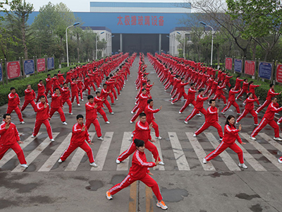 Сотрудники занимаются китайской гимнастикой тайцзицюань